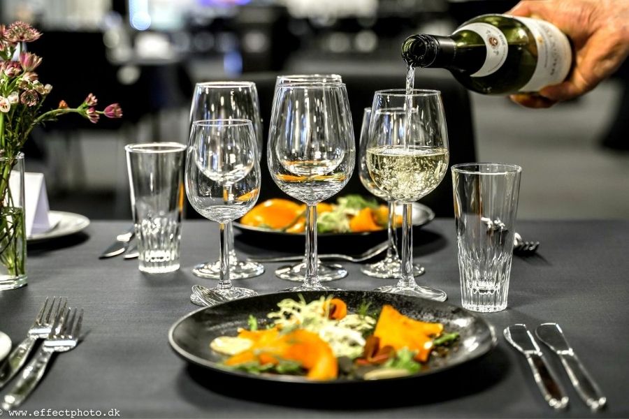 Servering champagne